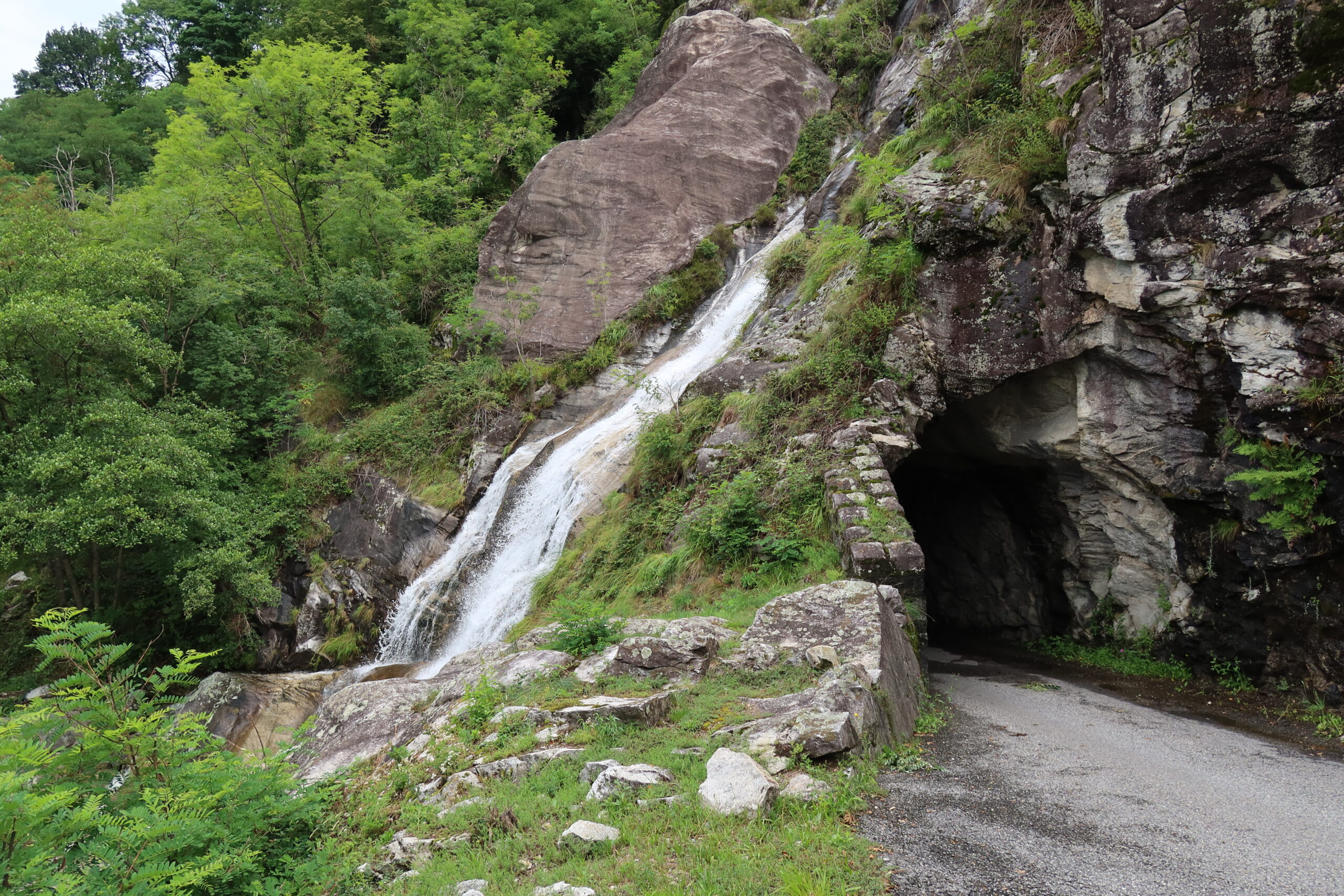 16.07.2023: die Fahrstrasse unterquert den Riale di Cresciano TI