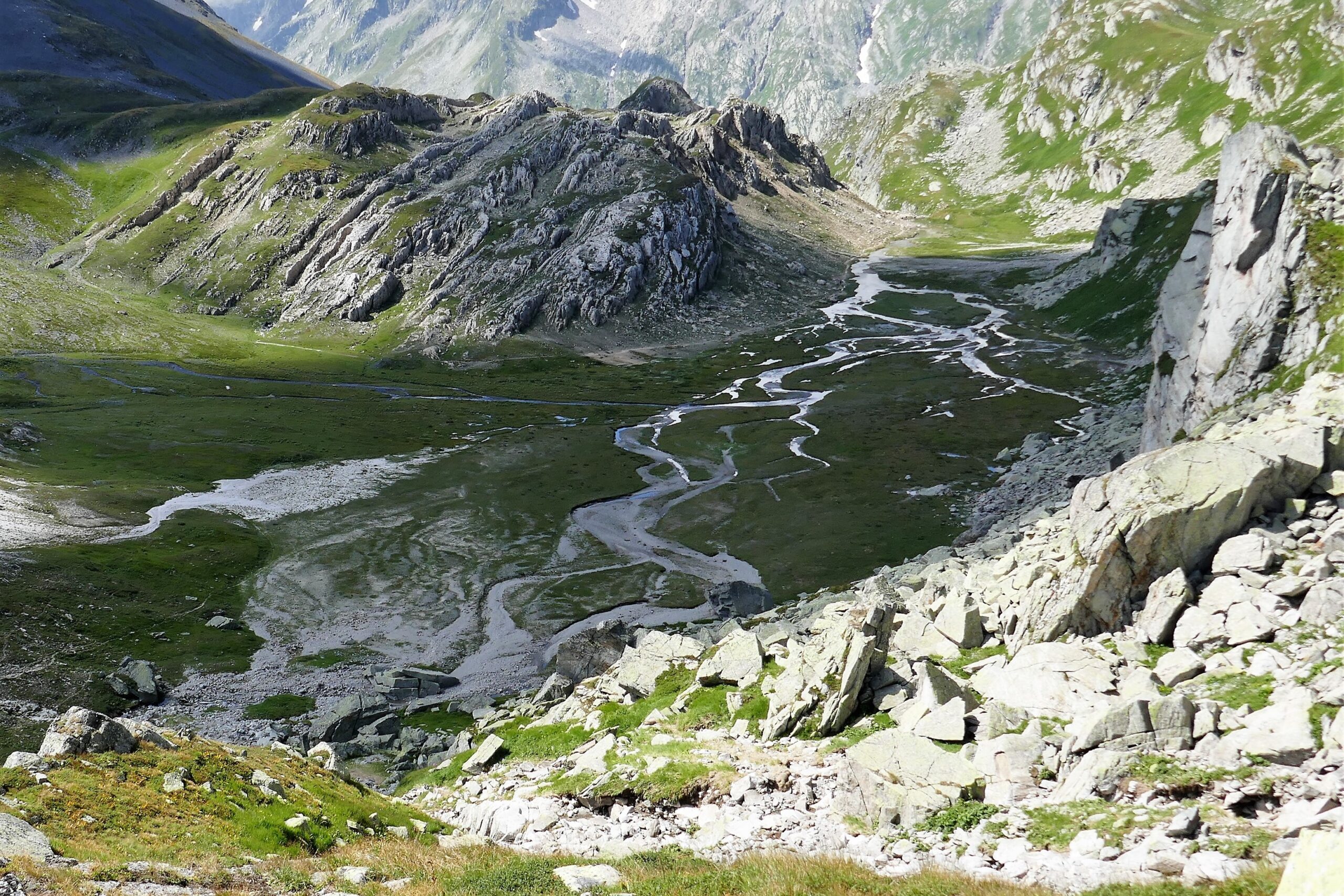 26.08.2019: Die Schwemmebene des Brenno della Greina TI von der Wasserscheide zum Rhein aus gesehen, ca. 2320 m ü. M.