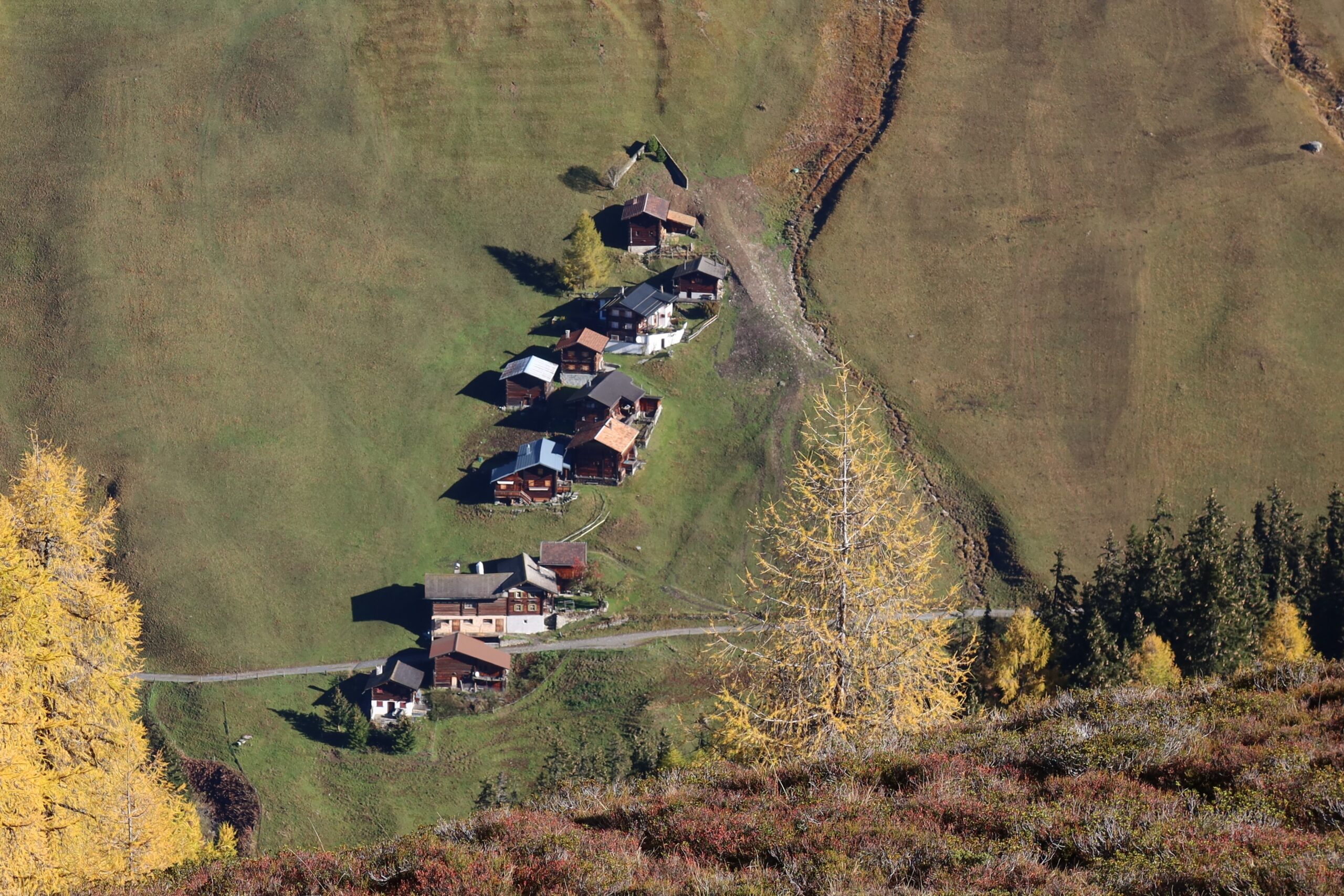 25.10.2023: Sapüner Bach, Schmitten (Sapün GR) ist durch einen Lawinenkeil und einen
Damm geschützt (in ISOS)