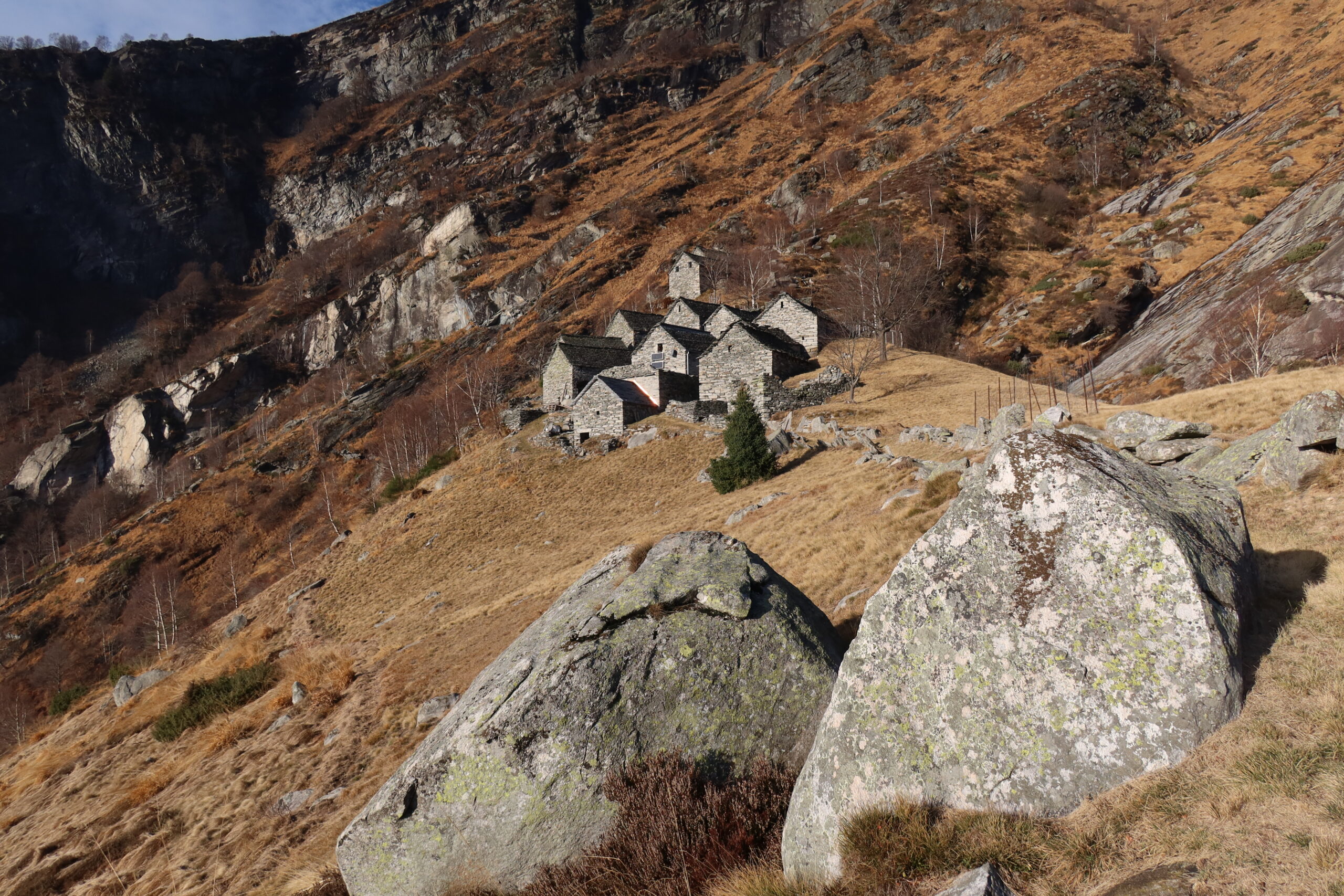 27.12.2023: Torrente di Campiòi, Monte del Corgell TI oberhalb Corippo (nicht in ISOS)