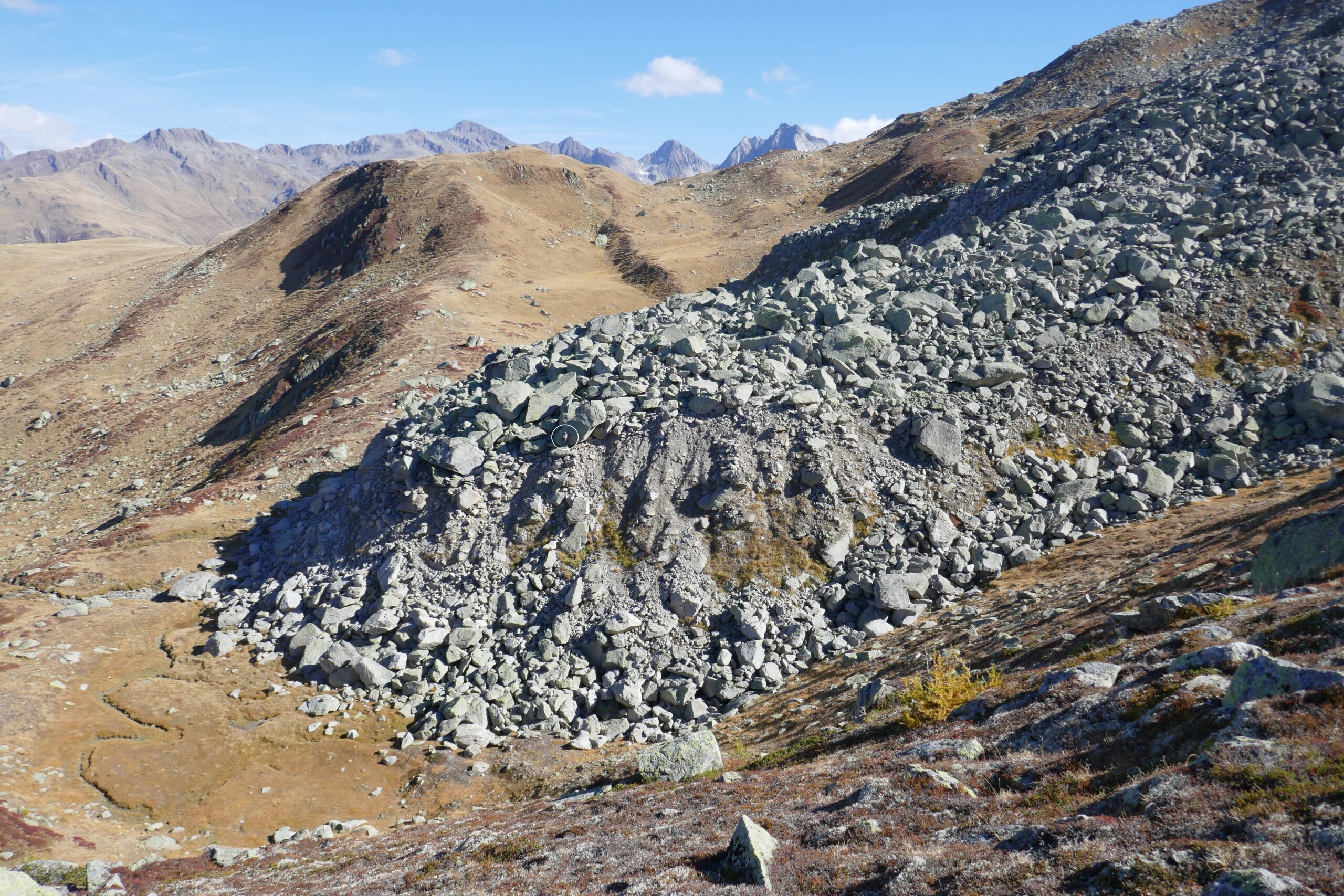 09.10.2018: der Cheerbach im Goms VS beginnt als Auslauf dieses eindrücklichen Blockgletschers (wo ist der Mensch?)
