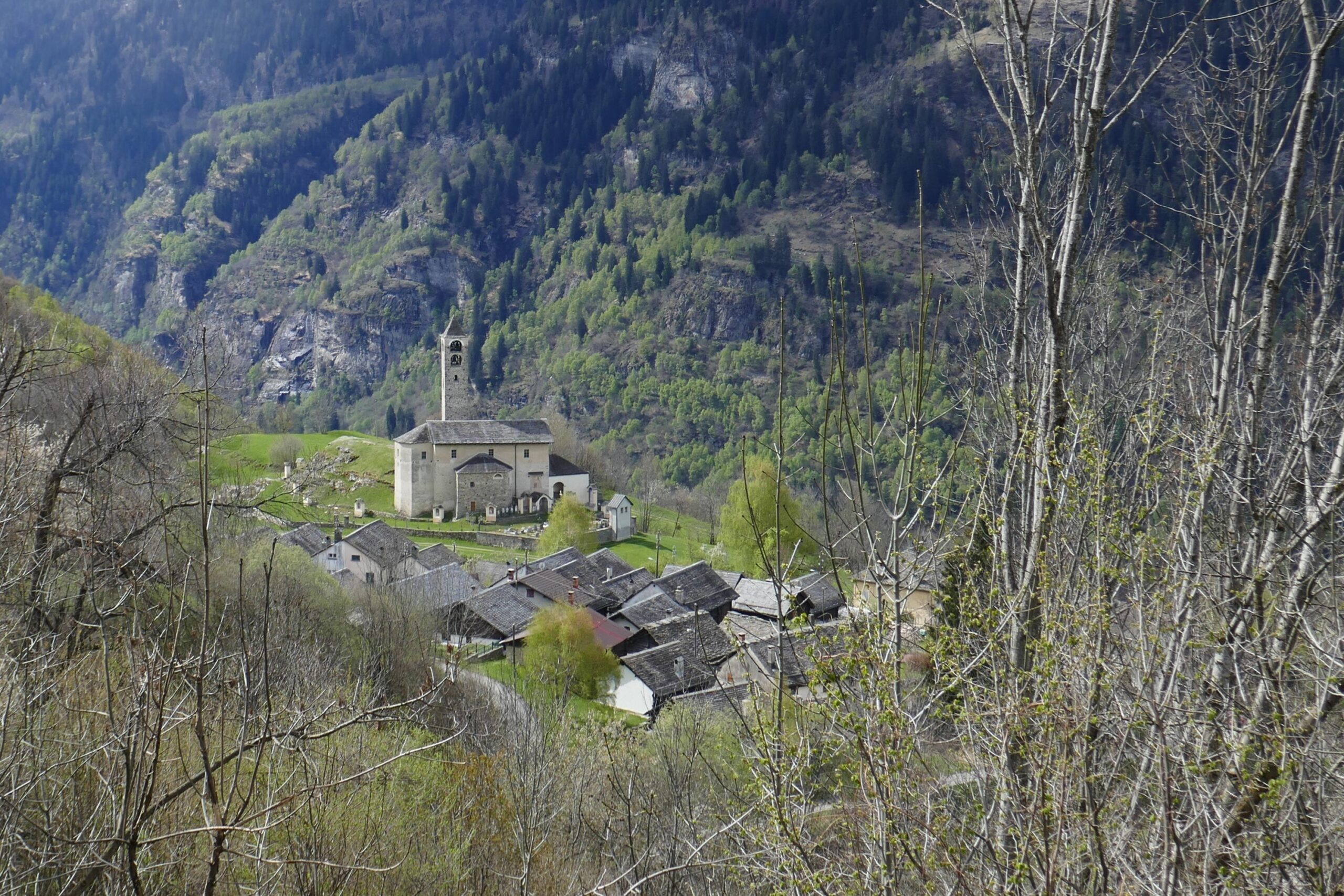 28.04.2019: Croarescio, Rossura TI, an prominenter Stelle die Pfarrkirche Santi Lorenzo e
Agata mit den schönen Fresken (bei ISOS)