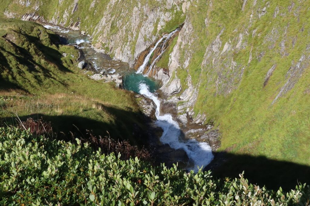 22.08.2025: Von der Hangkante aus sehe ich zum Riale de Fontanalba GR hinunter. Der Ri di Val Vignun, der von rechts her mündet, ist in der LK nicht benannt