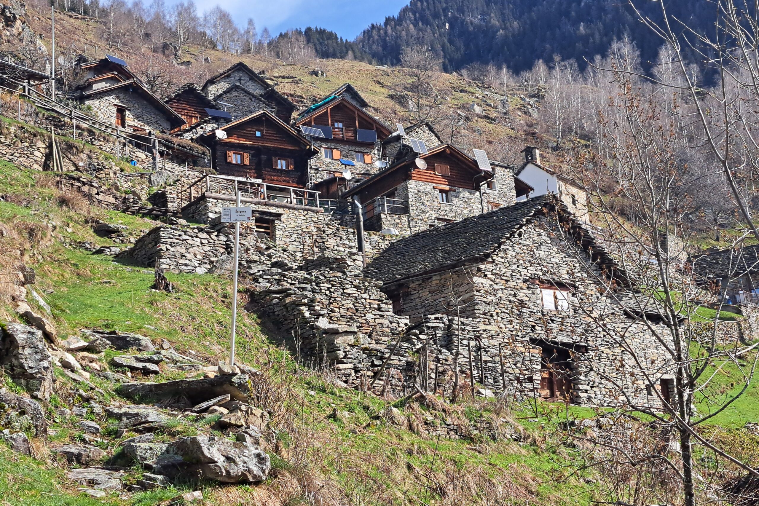 21.04.2025: Rial Fragiaiora, die schöne Siedlung Solgone im Val Pontirone TI (nicht in ISOS)