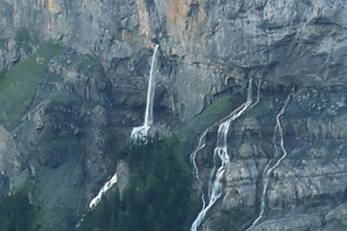 08.08.2024: Geltibach, BE, Der Austritt des Bachs aus seiner, z. T. erforschten, Höhle, halblinks im Bild. Der Zustieg ist
eine grosse Herausforderung!