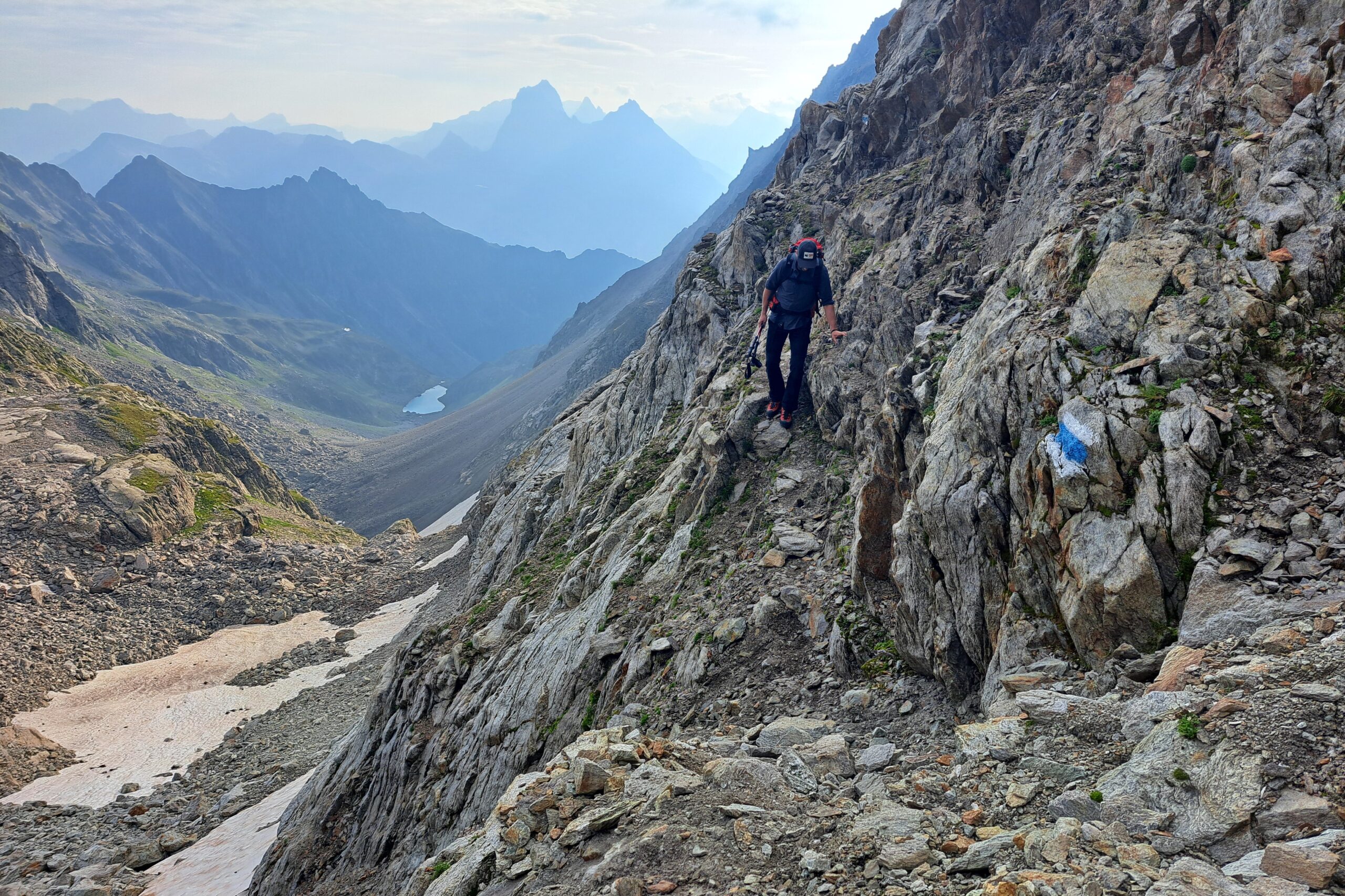 T3-T4: Leitschach- & Gornerbach UR (02.09.2024) Christoph Hester beim Aufstieg auf den Sasspass. Weg nicht durchgehend, steil, ausgesetzte Stellen, Absturzgefahr, weiss-blau-weiss markiert
