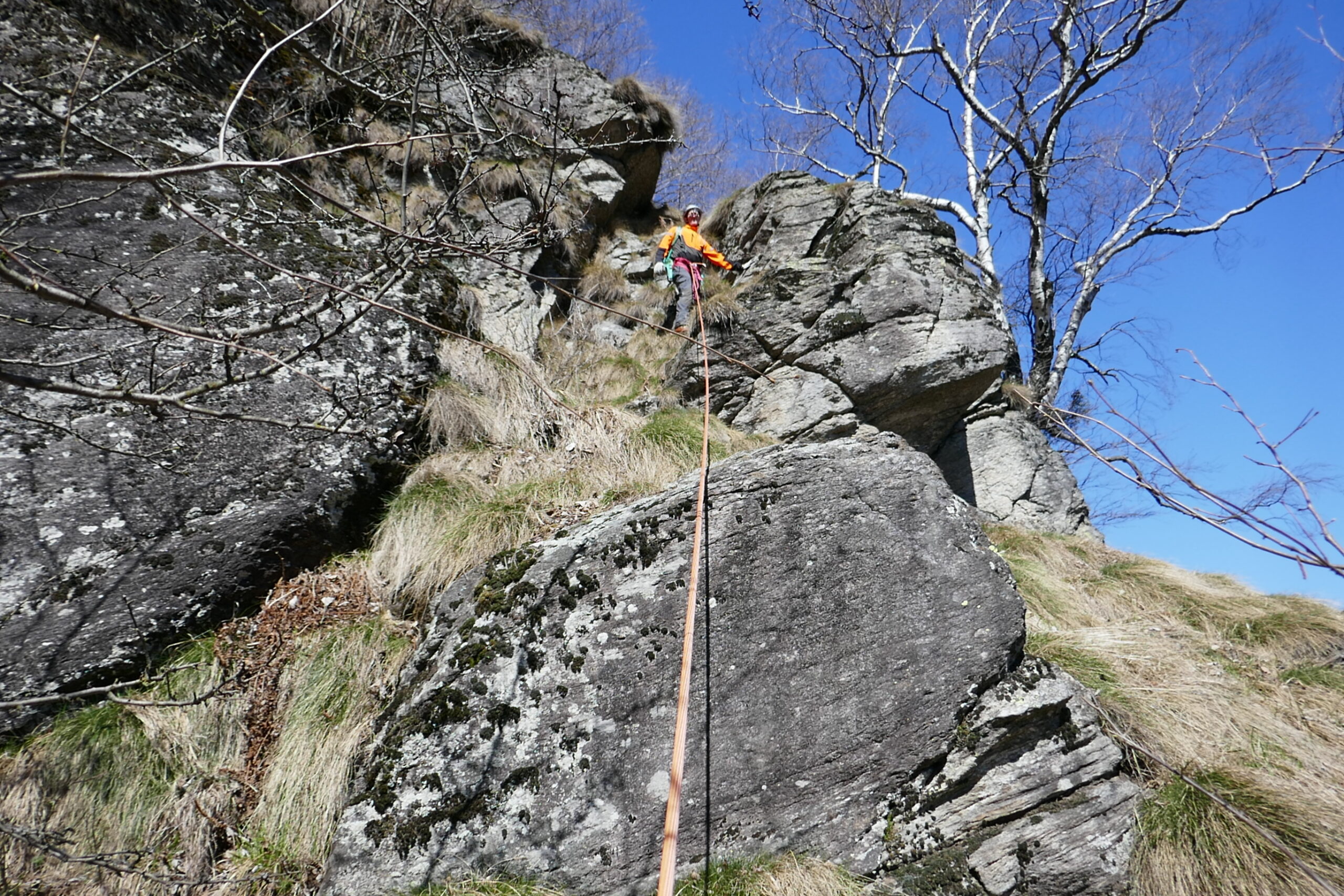 T6/III, Gribbiasca TI (26.03.2019). Weglos, sehr steil, Kletterstellen im II., hier sogar III. Grad, sehr exponiert, erhöhte Absturzgefahr, oft nicht markiert. Der Weg, der früher in der Nähe durchführte, ist abgerutscht und nicht mehr begehbar (im Bild: Ch. v. Grünigen).