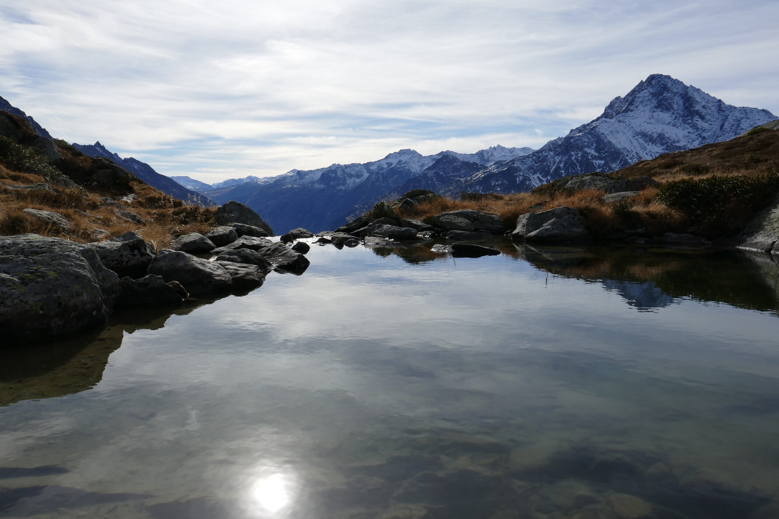31.10.2016. Der Auslauf des Wannisbordsees, 2104 m ü. M., ist der Beginn des Hostetbaches BE