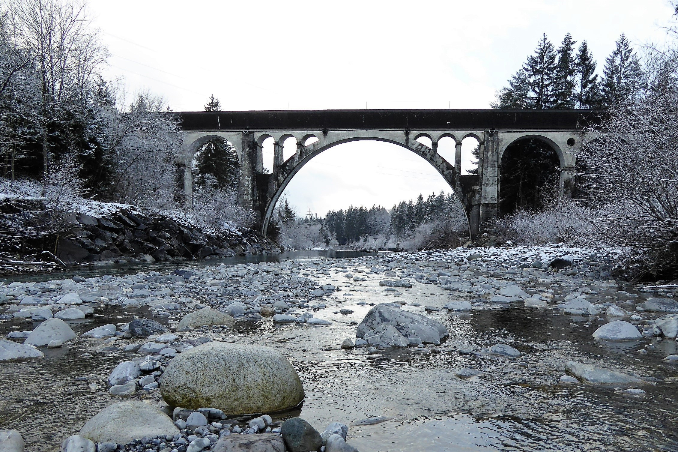05.03.2015: Kander BE, Der nicht begehbare Aquädukt stammt von 1937. Das Wasser aus der Fassung in der Simme bei Wimmis wird zum Kraftwerk am Thunersee geleitet.
