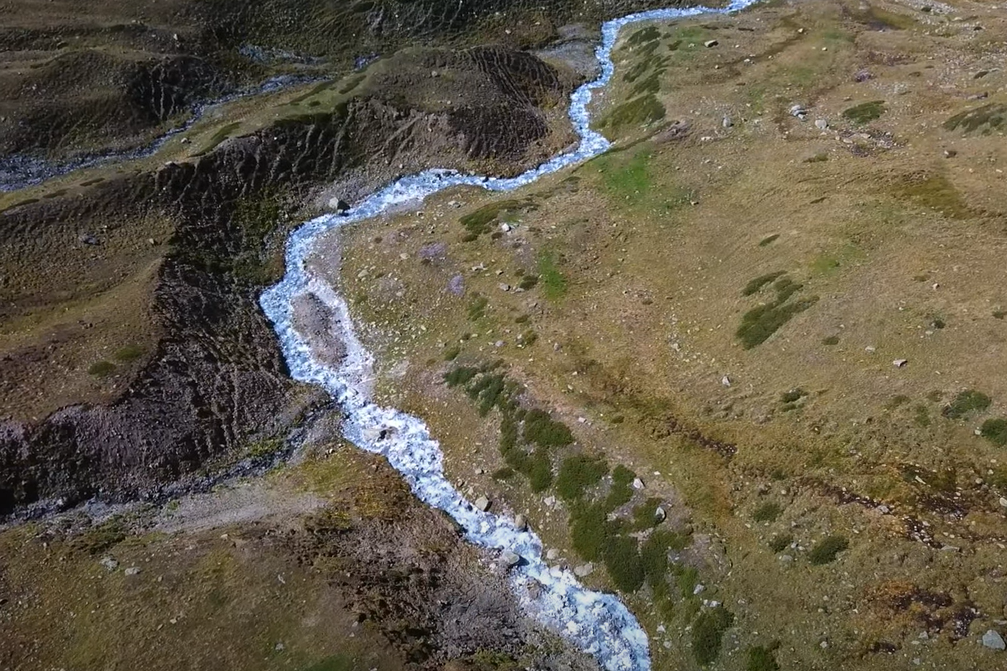 x.y.20xy: Ova da Lavirun GR (noch nicht besucht), der Bach ist auf einer Strecke von etwa 1 km schneeweiss, verursacht durch (natürliche) weisse Flocken aus Aluminiumsulfat (Bild aus einem Video im Tagblatt St. Gallen)