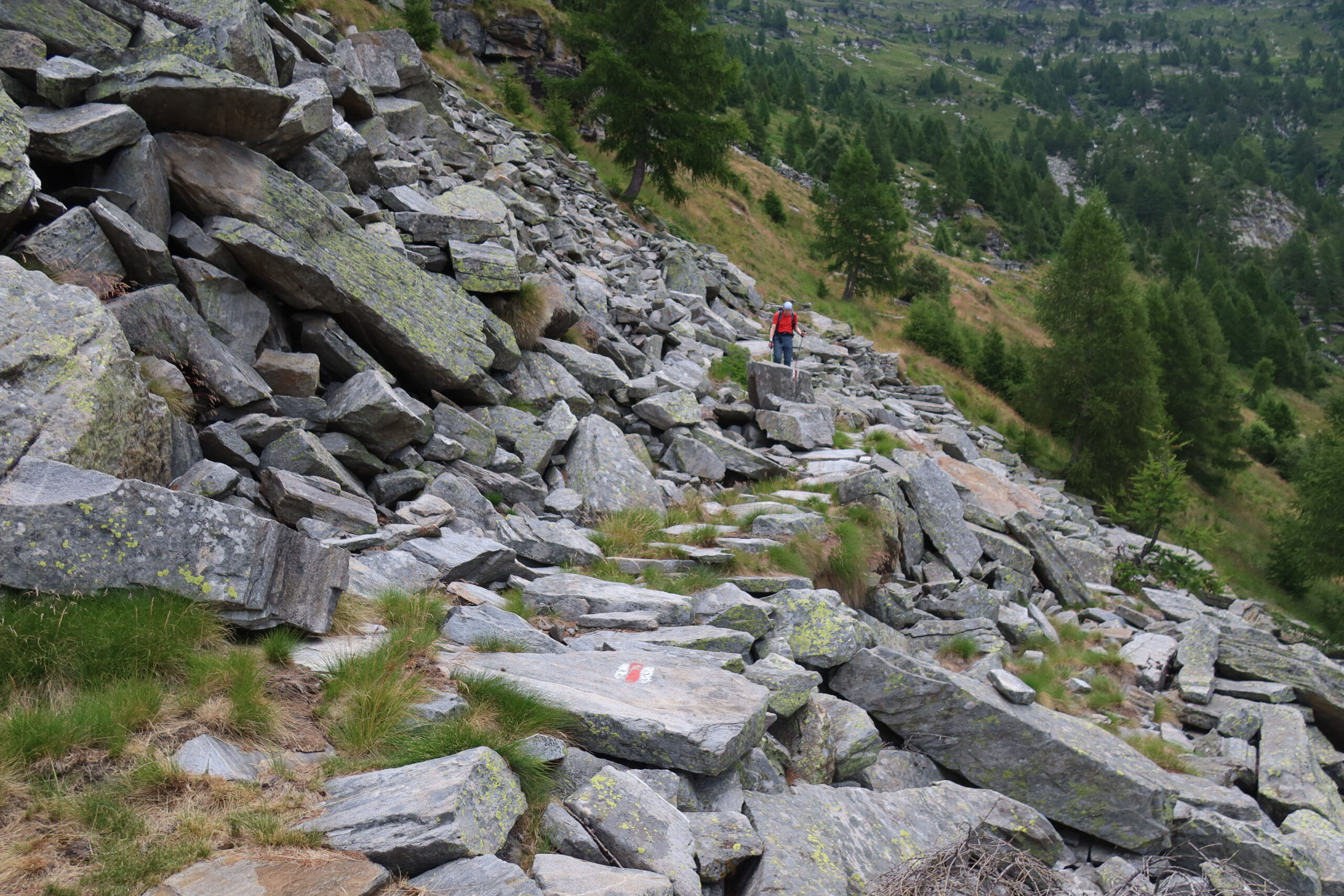 T2: El Rïèe der Vall Mött TI (23.07.2025), Umberto Eleganti durchquert die schöne Geröllhalde vor Corte di Fondo