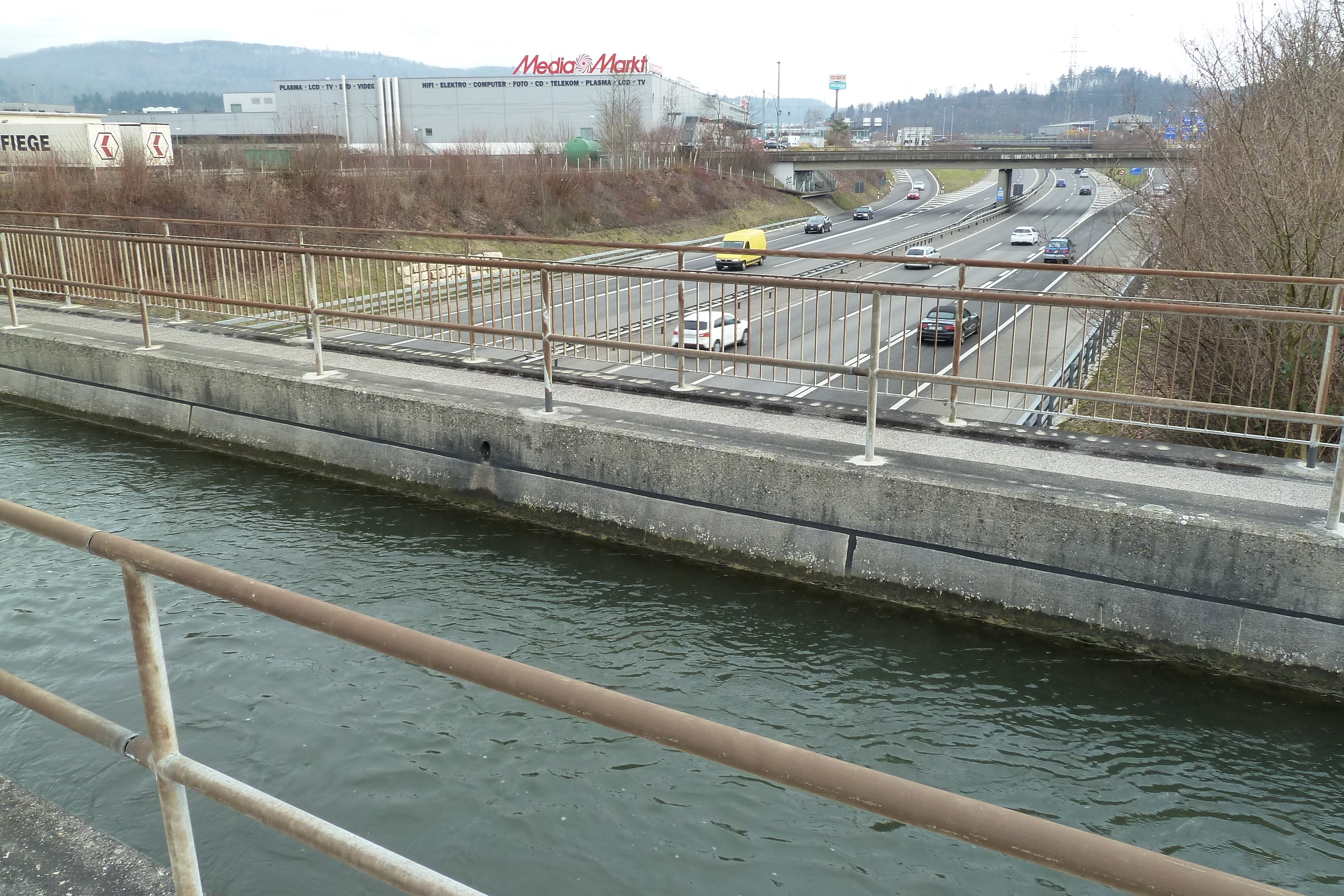 15.02.2014: Der Mühletych, AG, überquert die Autobahn Zürich-Bern