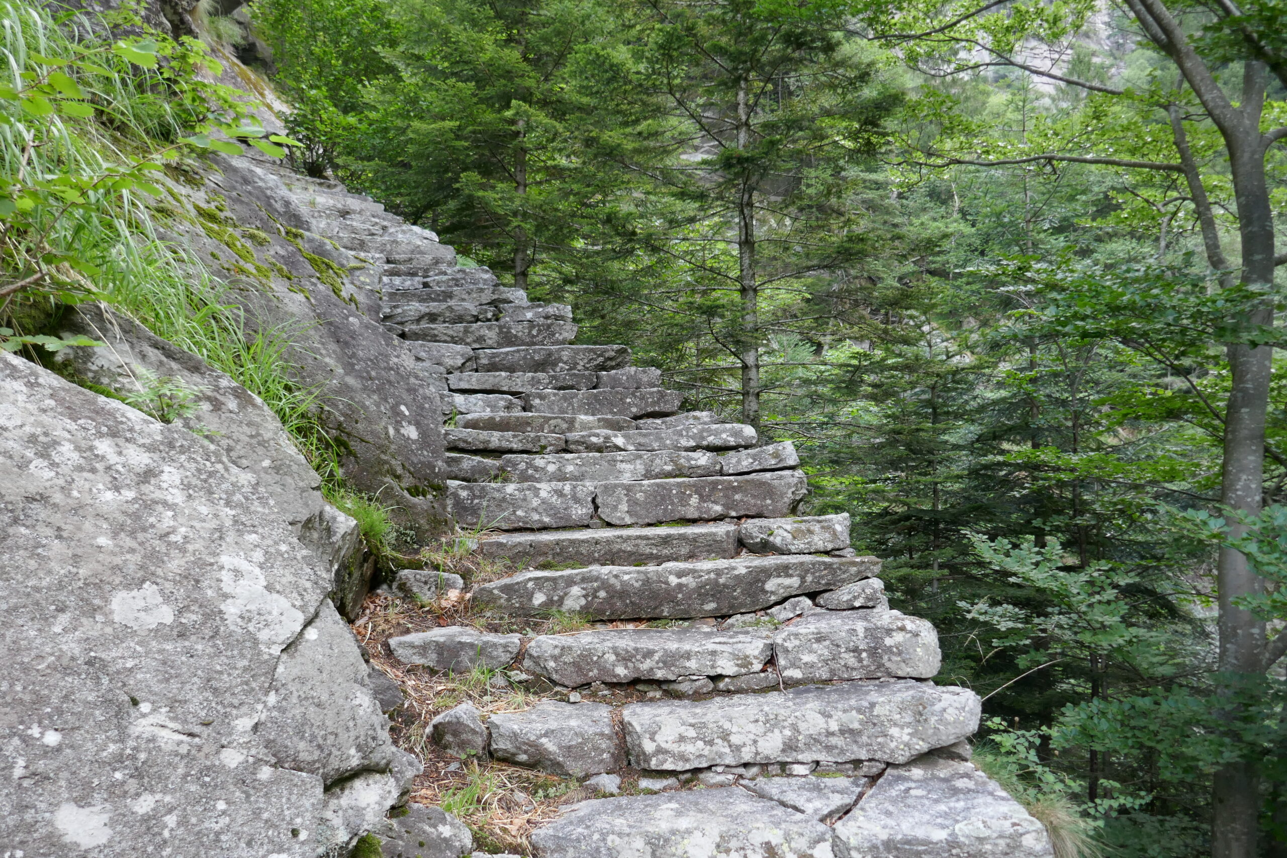 01.08.2029: die fantastische Treppenanlage an der Nala im Valle d'Osogna TI