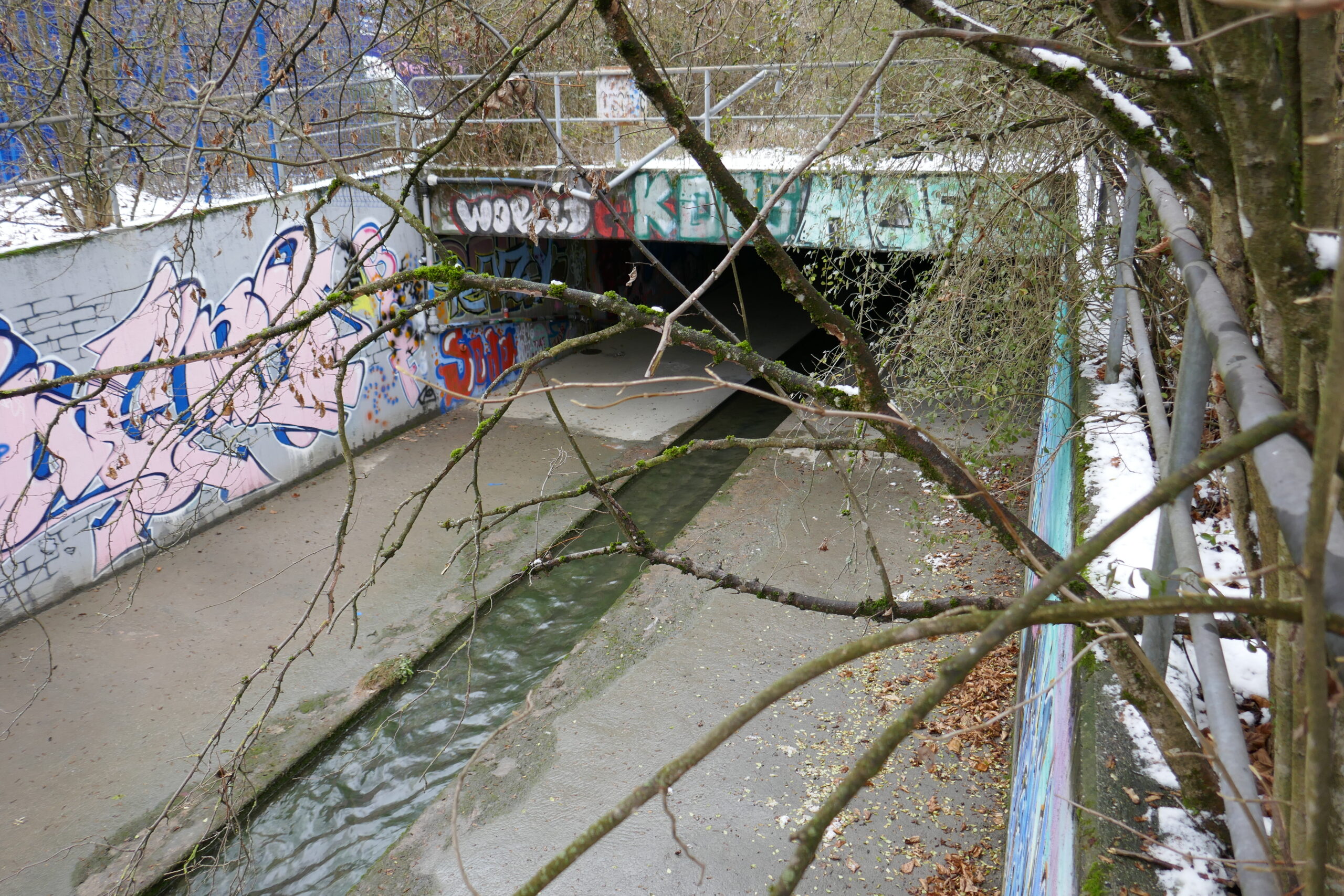 11.01.2017 : Der heutige Beginn des Nant d'Avril bei Genf, die Eindolung (ab 1928 in der LK) ist ca. drei Kilometer lang
