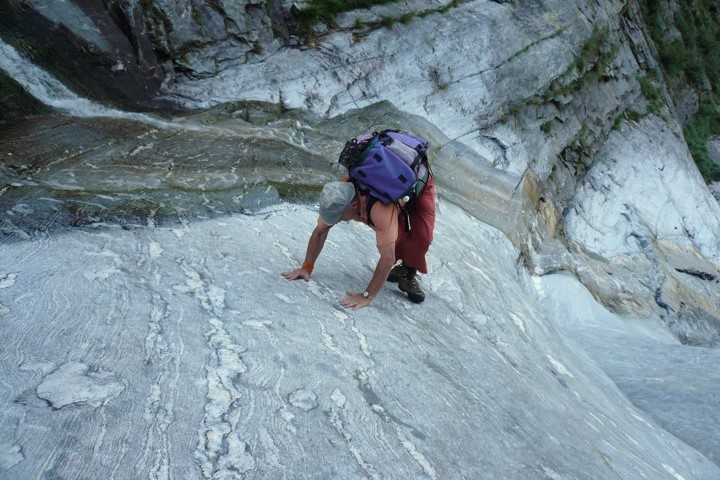 T6: Christian Gilgen auf einer heiklen, alten Verbindungsroute der Wildheuer/innen am Pizzo di Vogorno TI (14.07.2007) - gemäss Jean-Louis Villars, dem ehemaligen Eigentümer von Odro, hätten die Leute hier früher höchstens Hühner transportiert ...