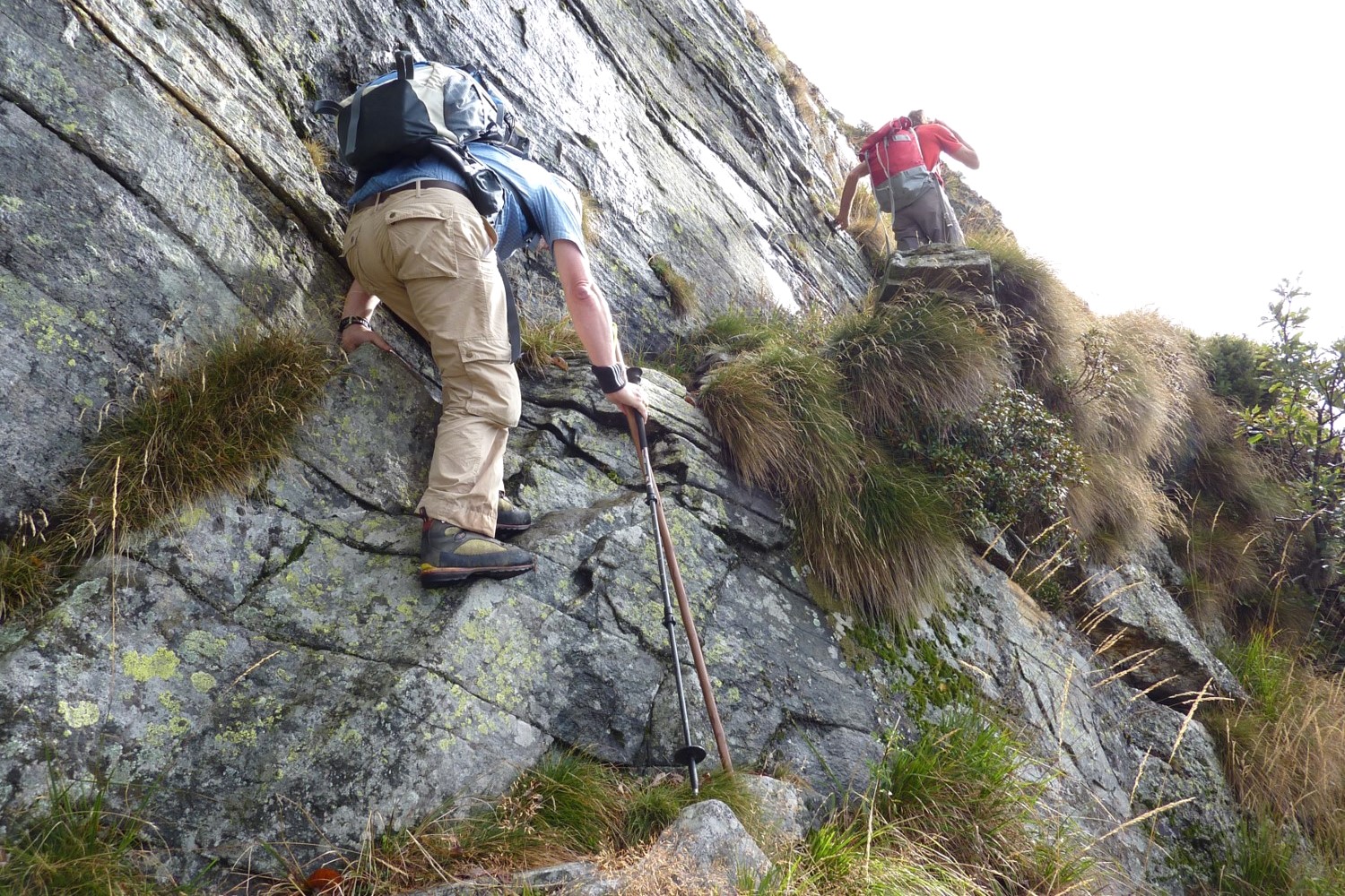 T5: Am Pizzo di Vogorno, Verzascatal TI, Christian Gilgen auf einer Abkürzung auf der Suche nach Unterständen (Sprüghs) der Wildheuer/innen, Okt. 2009