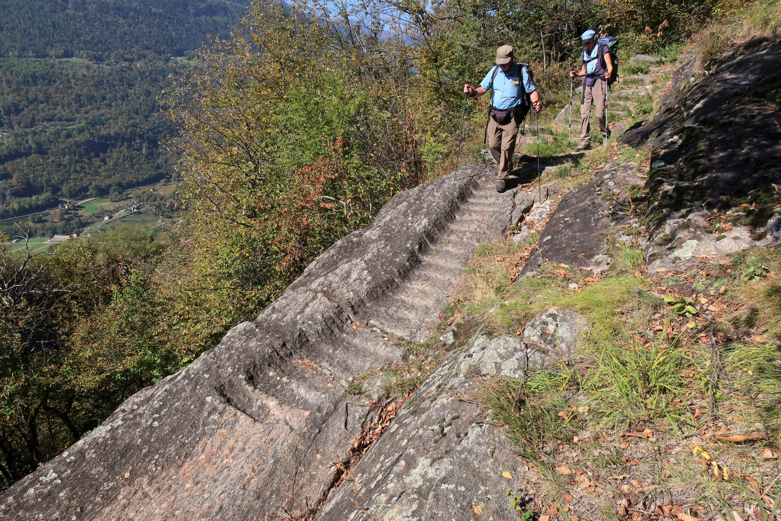07.10.2022,, Orin. Eine der verschiedenen Treppen, die aus dem gewachsenen Felsen gehauen wurden (Val Malvaglia TI)