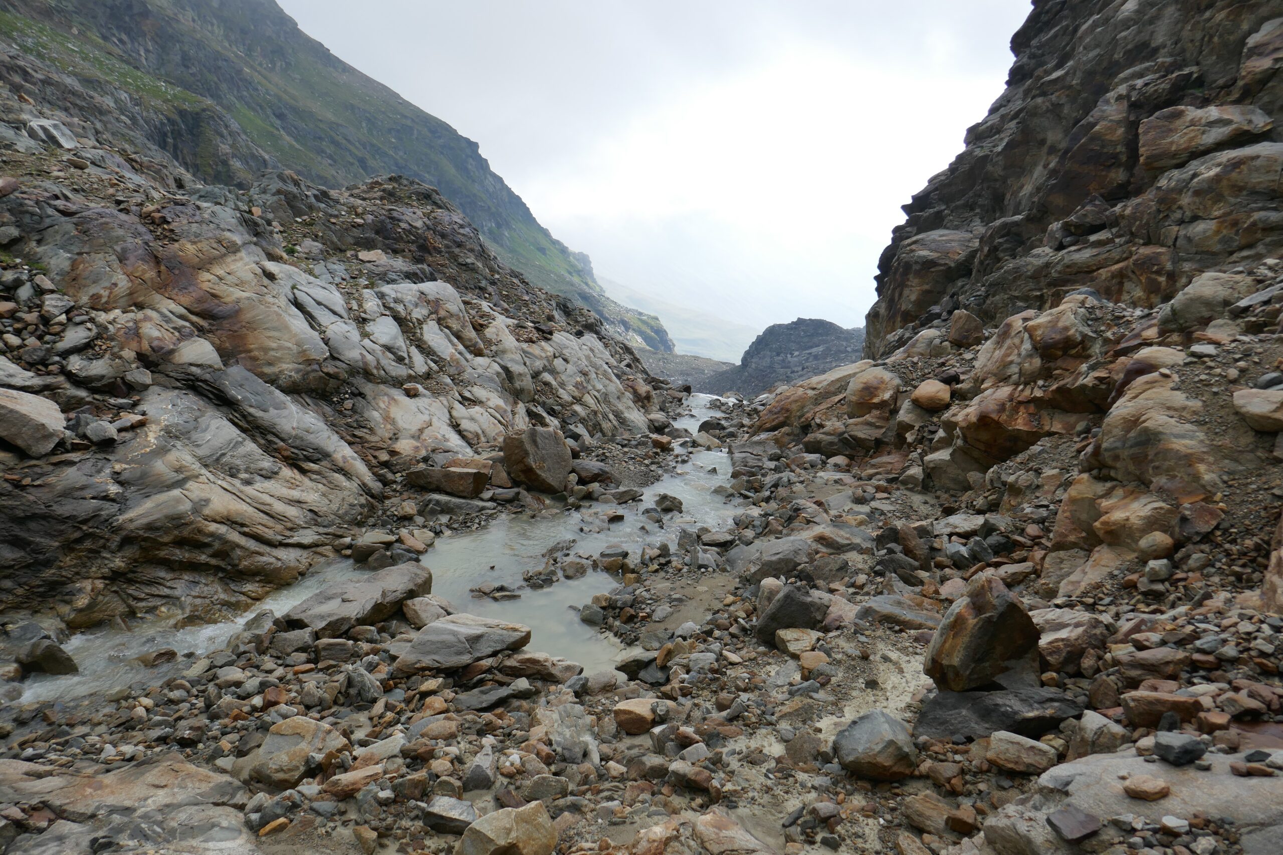 22.08.2018: Blick in den rauen, dramatischen "Kanal" des Räppierbachs GR, eines Seitenbachs des Hinterrheins GR (ca. 2600 m ü. M.)