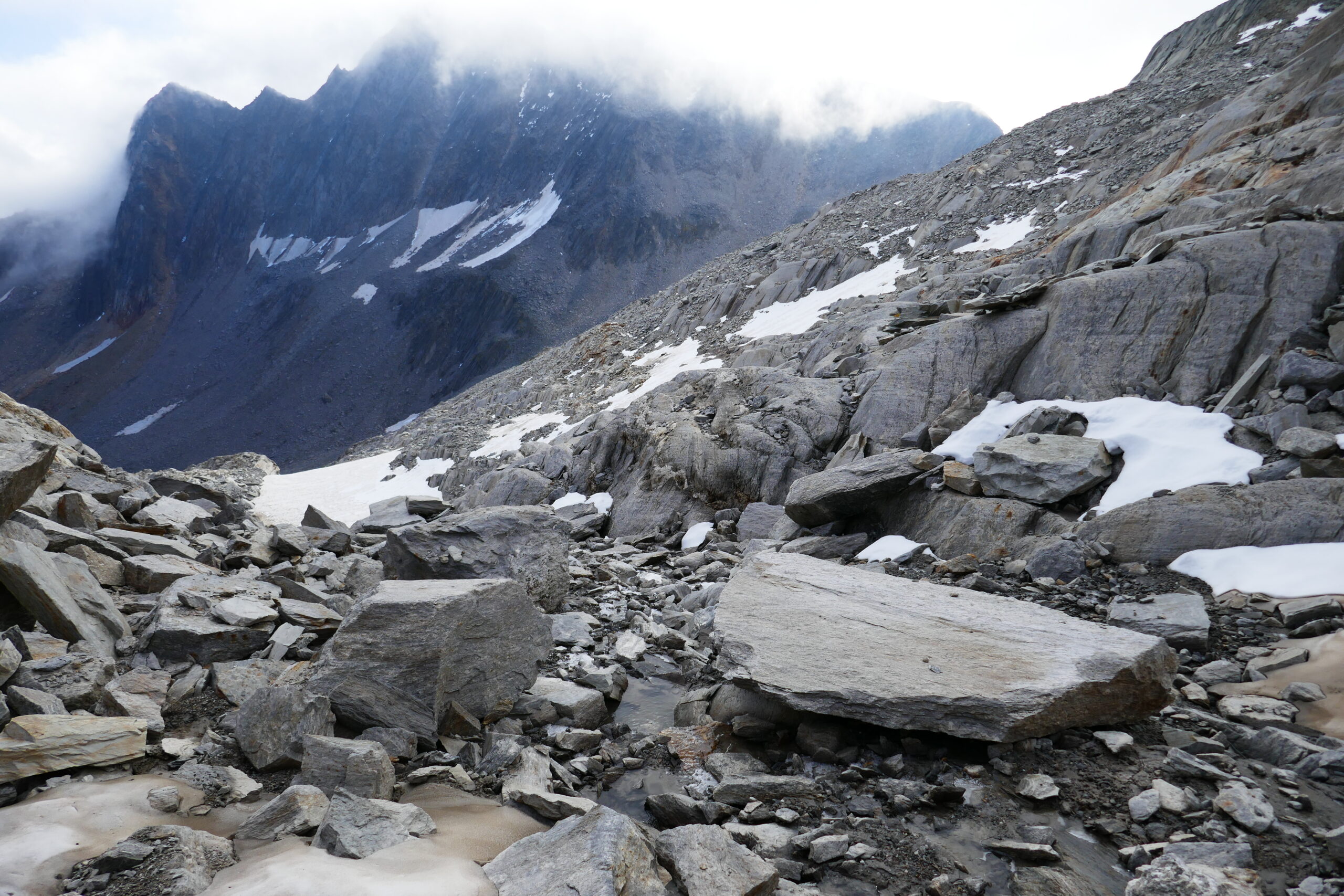 01.10.2019: Der "unscharfe" Beginn des Rein da Nalps auf ca. 2730 m ü. M., im Geröll westlich des Piz Blas GR