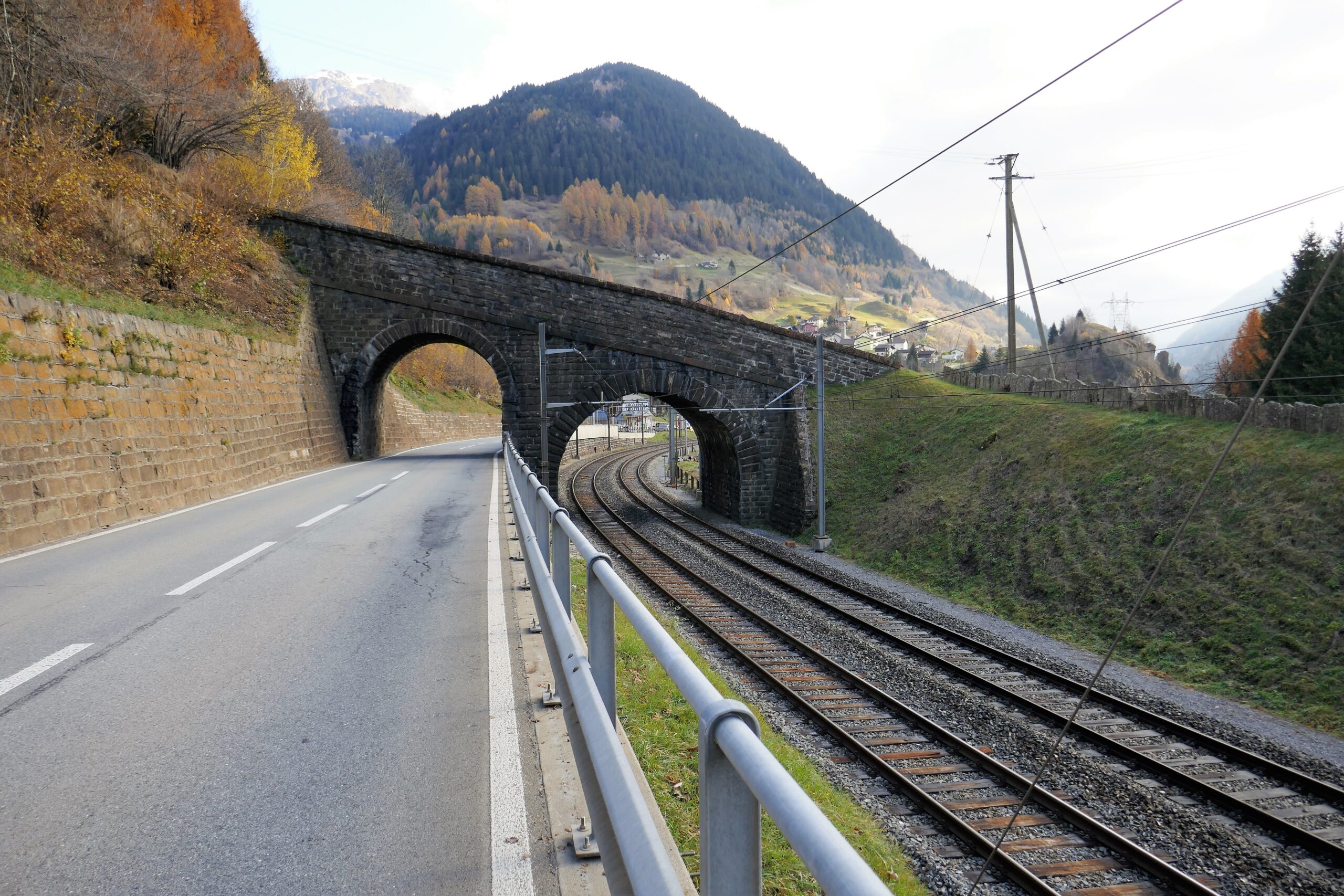 07.12.2017: Der Ri del Dragone TI, überquert bei Airolo die Gotthardbahnlinie und die
Kantonsstrasse