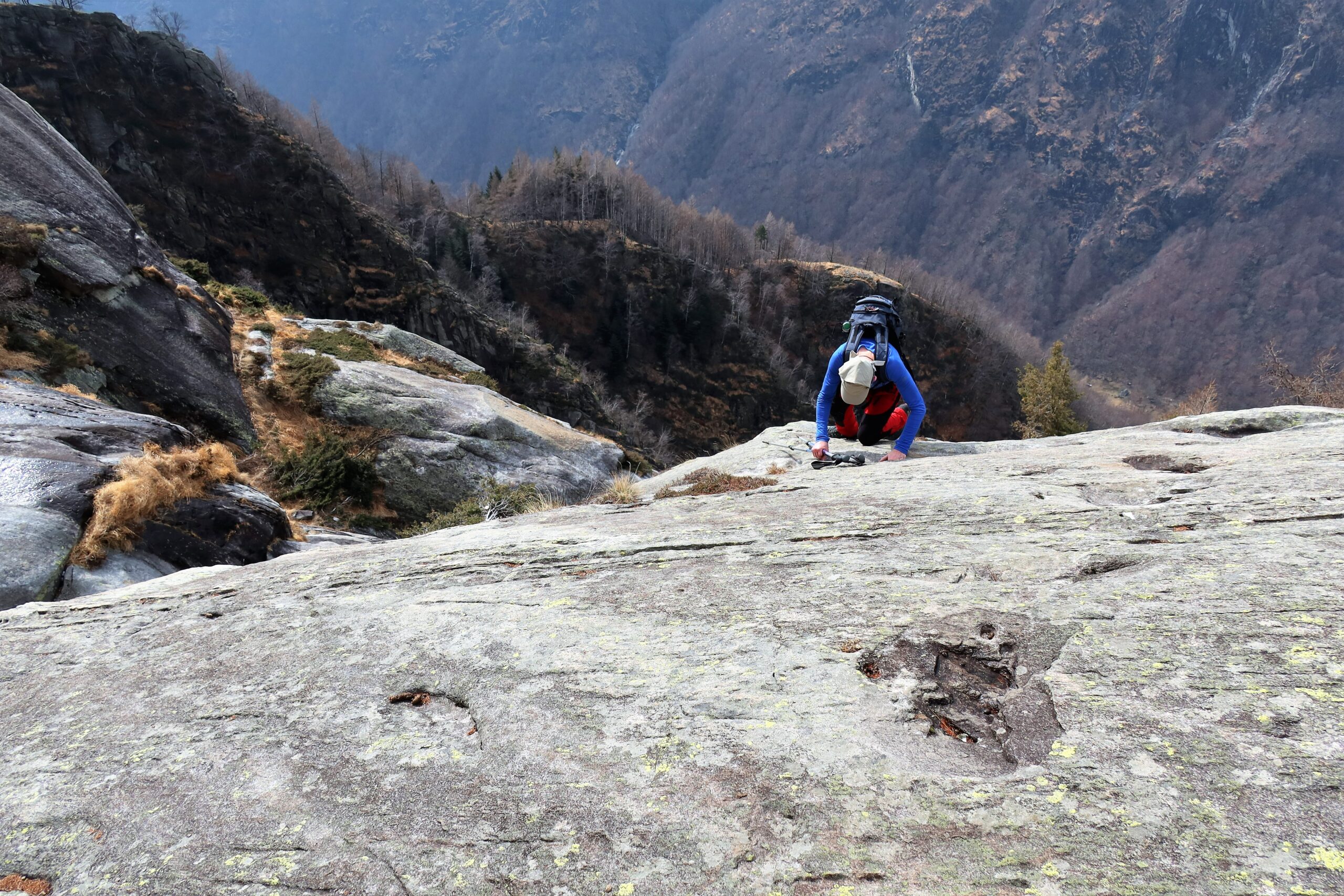 T4: Valegg della Rozzera TI (08.03.2023) Die in den Felsen gehackten Tritte (sog. Tacche) erleichtern Umberto Eleganti den Aufstieg über die glatte Gneisplatte