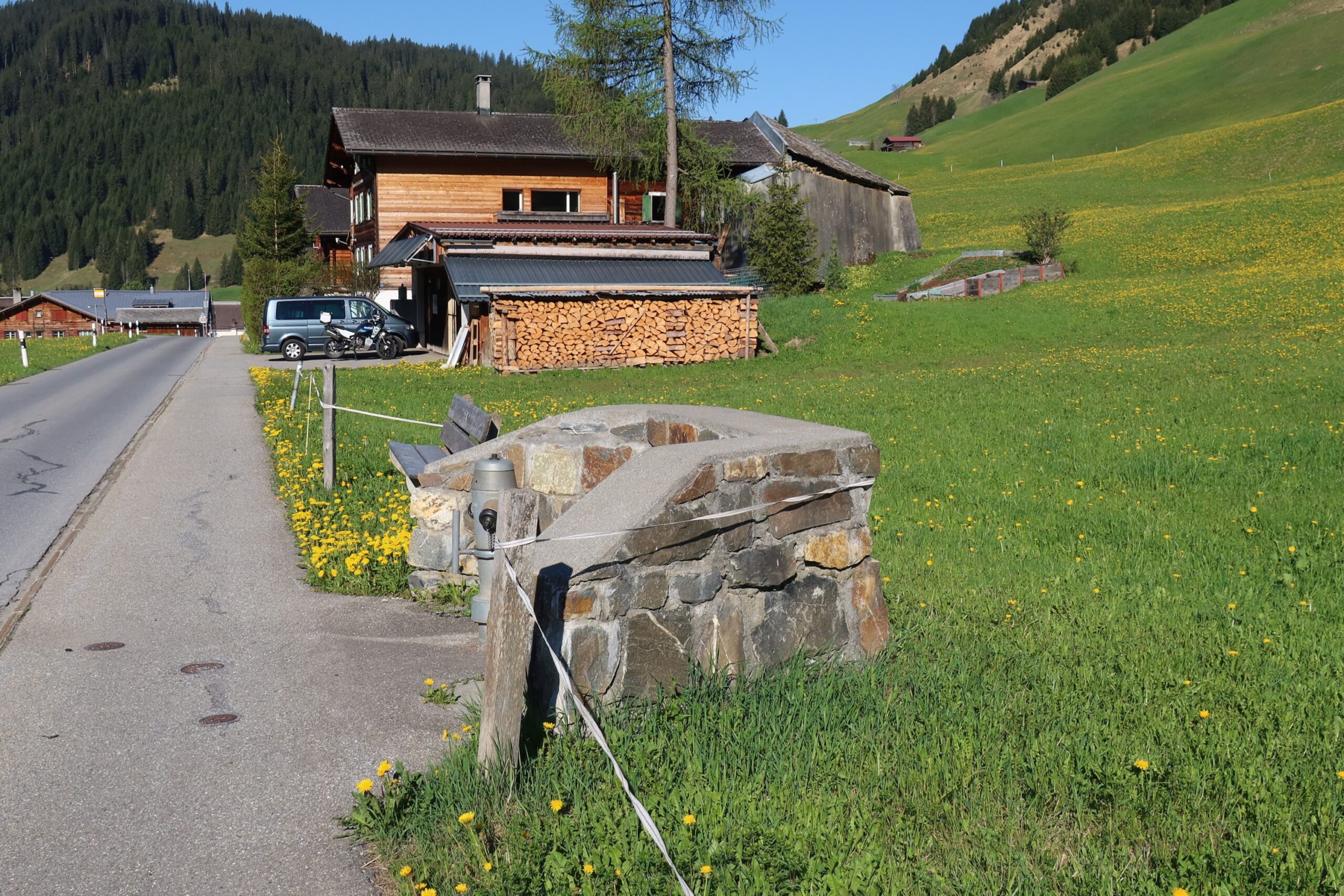 02.05.2025: Schanielabach GR, in St. Antönien müssen sogar die Hydranten vor Lawinen geschützt werden ...