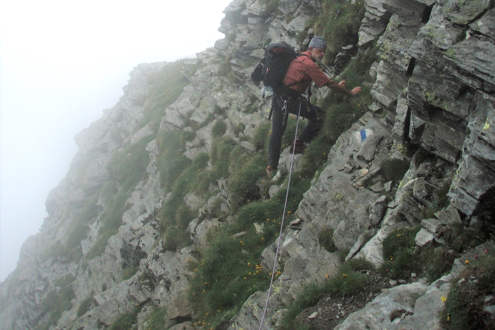 T5: Nala TI, Torrent Basso (26.07.2009). Oft weglos, rau, sehr steile Schrofen, über längere Strecken Absturzgefahr, Kletterstellen im I. Grad, weiss-blau-weiss markiert (Im Bild: der Autor H. Bachofen, Foto: Ch. Gilgen)