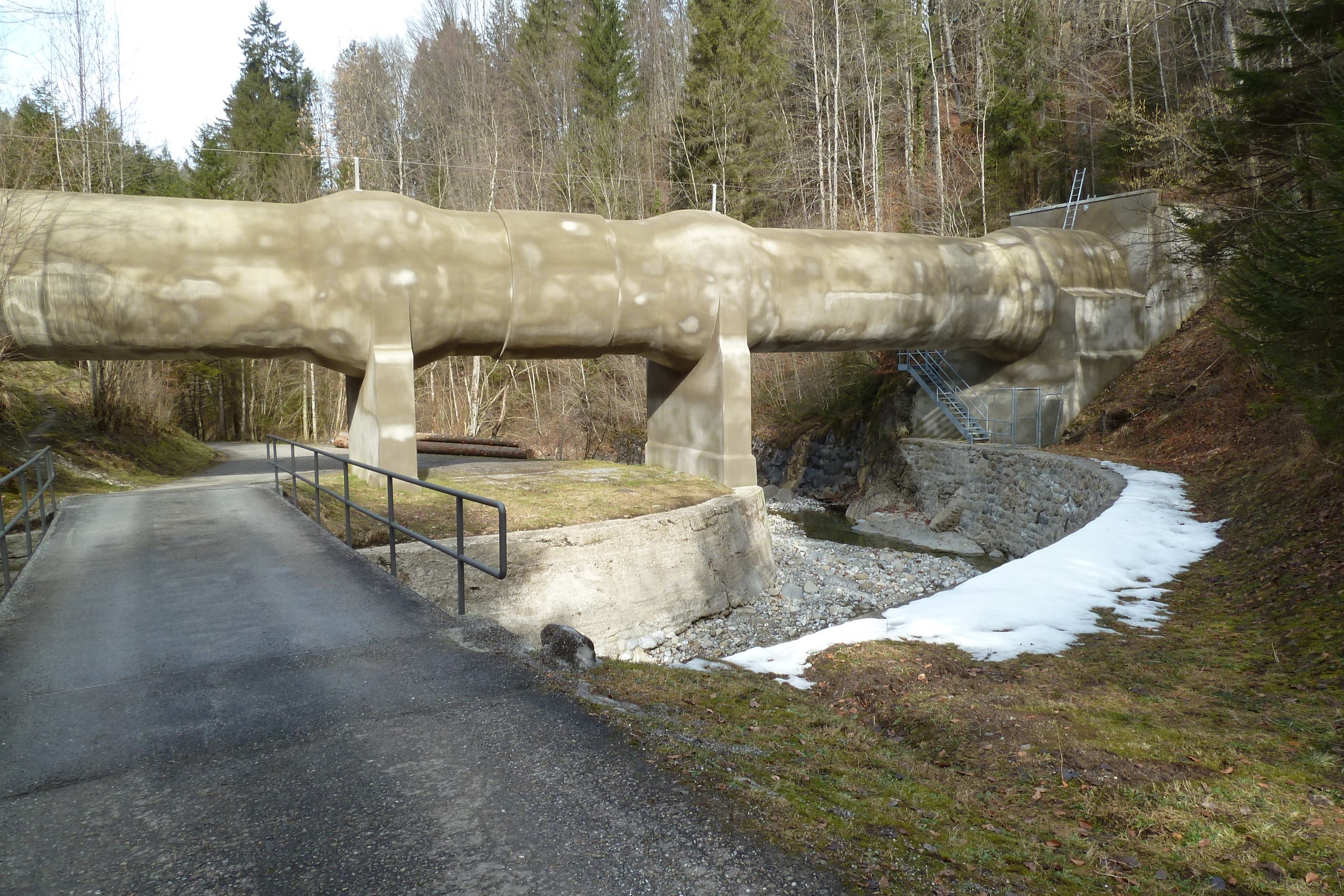 25.02.2014: Wägitaler Aa SZ, Das Wasser des Rempenbeckens fliesst durch diese Druckleitungsbrücke von 1923 von Robert Maillart über den Trepsenbach