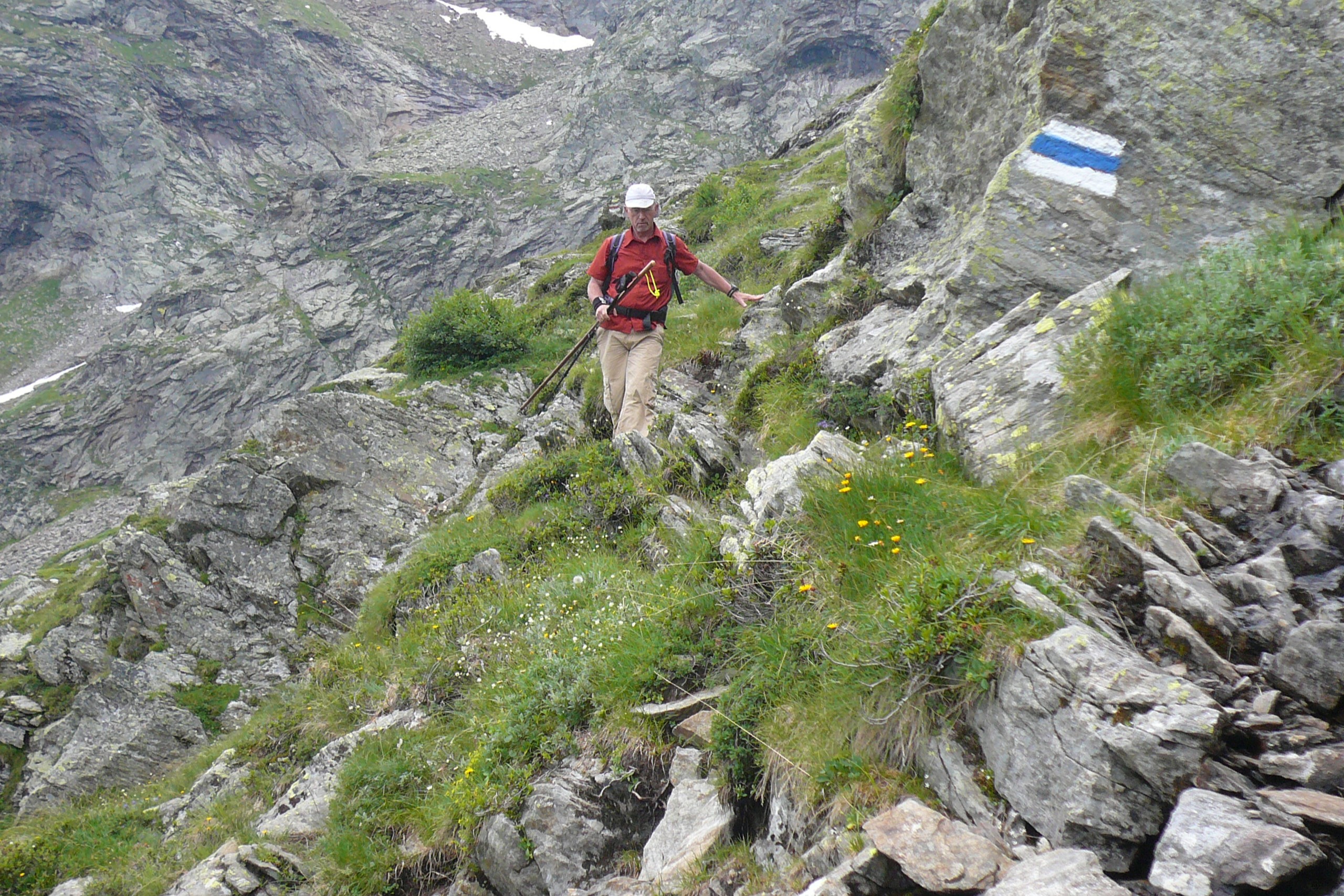 T3: Piumogna TI (27.07.2008). Ch. Gilgen auf dem Weg von der Sponda- zur Campo-Tenciahütte. Weg nicht durchgehend, z. T. ausgesetzt, oft braucht man die Hände, mögliche Absturzgefahr, meist weiss-blau-weiss markiert, hie und da auch weiss-rot-weiss